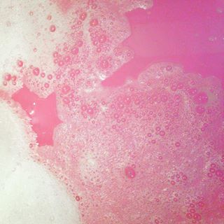  Pink bath & bubbles #Lush #bath 